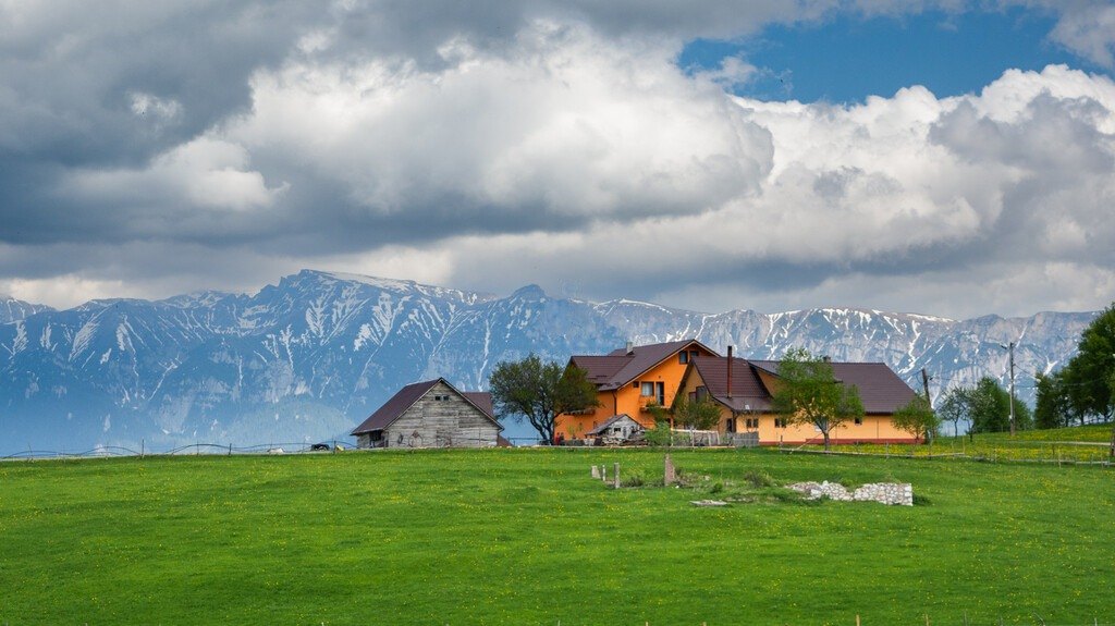 Casa de pe Vârf cu munții Bucegi în fundal